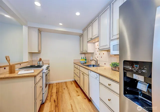 Photo 4 of Condo for sale at 4117 Providence Point Dr SE, Issaquah, WA 98029 | MLS# NWM2570819 | Listing updated on 2026-09-30