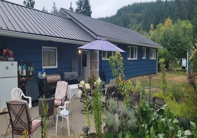Photo 3 of Single family home for sale at 558 Coal Crk Rd, Chehalis, WA 98532 | MLS# NWM2570833 | Listing updated on 2026-09-24