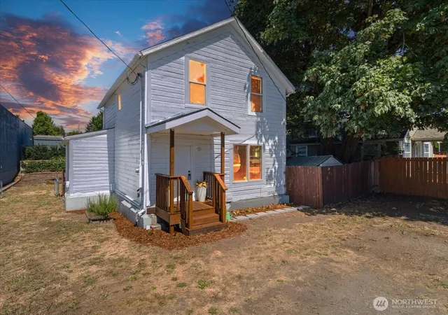 Photo 1 of Single family home for sale at 1108 W 14th St W, Vancouver, WA 98660 | MLS# NWM2570855 | Listing updated on 2026-10-27