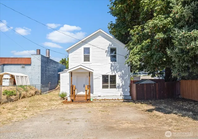 Photo 2 of Single family home for sale at 1108 W 14th St W, Vancouver, WA 98660 | MLS# NWM2570855 | Listing updated on 2026-10-27