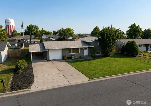 Photo 3 of Sale Pending at 1326 E Elm St, Othello, WA 99344 | MLS# NWM2570907 | Listing updated on 2026-09-30