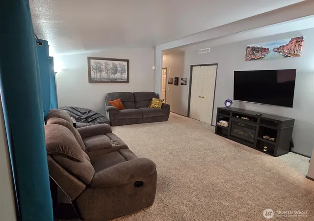 Photo 3 of Manufactured home for sale at 936 S Division St #54, Moses Lake, WA 98837 | MLS# NWM2570924 | Listing updated on 2026-09-23