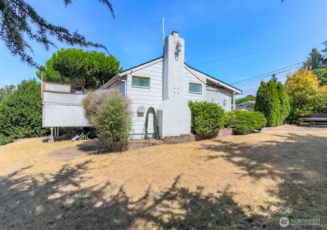 Photo 3 of Sale Pending at 24925 20th Ave S, Des Moines, WA 98198 | MLS# NWM2570979 | Listing updated on 2026-09-21