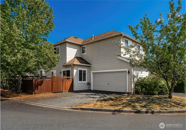Photo 2 of Single family home for sale at 16901 Woodside Dr Se, Renton, WA 98058 | MLS# NWM2571044 | Listing updated on 2026-10-02