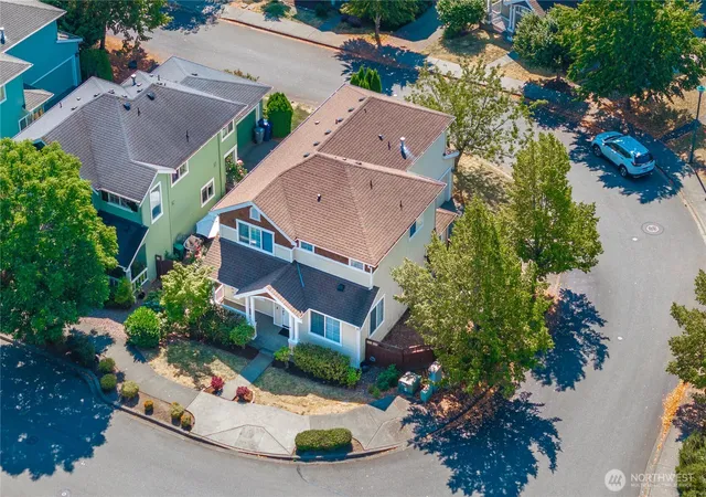Photo 3 of Single family home for sale at 16901 Woodside Dr Se, Renton, WA 98058 | MLS# NWM2571044 | Listing updated on 2026-10-02