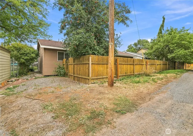 Photo 4 of Single family home for sale at 12 S Charles St, Wenatchee, WA 98801 | MLS# NWM2571059 | Listing updated on 2026-10-02