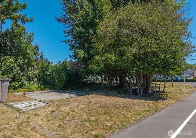 Photo 3 of Sale Pending at 1627 Mchugh Ave, Enumclaw, WA 98022 | MLS# NWM2571079 | Listing updated on 2026-09-24