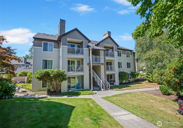 Photo 2 of Condo for sale at 12423 Harbour Pointe Blvd #V202, Mukilteo, WA 98275 | MLS# NWM2571105 | Listing updated on 2026-09-23