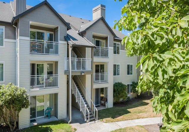 Photo 3 of Condo for sale at 12423 Harbour Pointe Blvd #V202, Mukilteo, WA 98275 | MLS# NWM2571105 | Listing updated on 2026-09-23