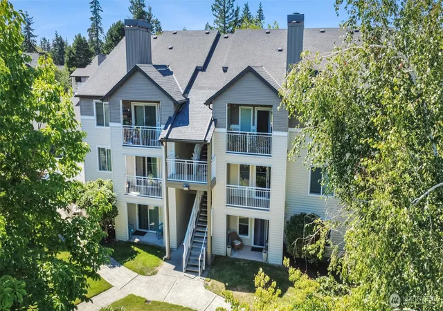 Photo 3 of Condo for sale at 12423 Harbour Pointe Blvd #V202, Mukilteo, WA 98275 | MLS# NWM2571105 | Listing updated on 2026-09-23
