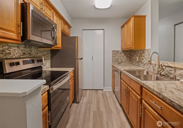 Photo 4 of Condo for sale at 12423 Harbour Pointe Blvd #V202, Mukilteo, WA 98275 | MLS# NWM2571105 | Listing updated on 2026-09-23