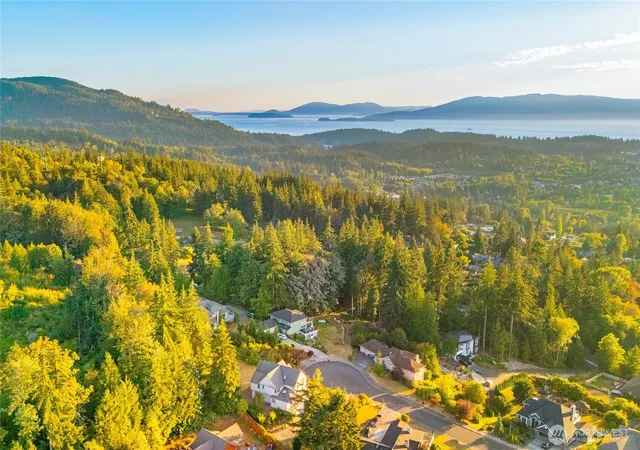 Photo 3 of Single family home for sale at 1015 Lone Tree Ct, Bellingham, WA 98229 | MLS# NWM2571112 | Listing updated on 2026-09-23