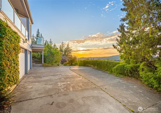 Photo 3 of Single family home for sale at 1015 Lone Tree Ct, Bellingham, WA 98229 | MLS# NWM2571112 | Listing updated on 2026-09-23