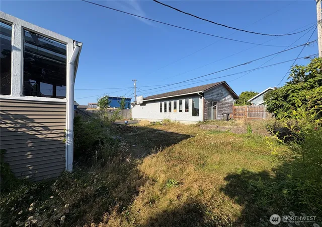 Photo 2 of Single family home for sale at 2517 Rainier Ave, Everett, WA 98201 | MLS# NWM2571150 | Listing updated on 2026-09-26
