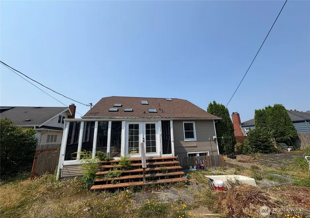 Photo 3 of Single family home for sale at 2517 Rainier Ave, Everett, WA 98201 | MLS# NWM2571150 | Listing updated on 2026-09-26