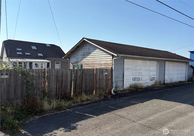 Photo 3 of Single family home for sale at 2517 Rainier Ave, Everett, WA 98201 | MLS# NWM2571150 | Listing updated on 2026-09-26