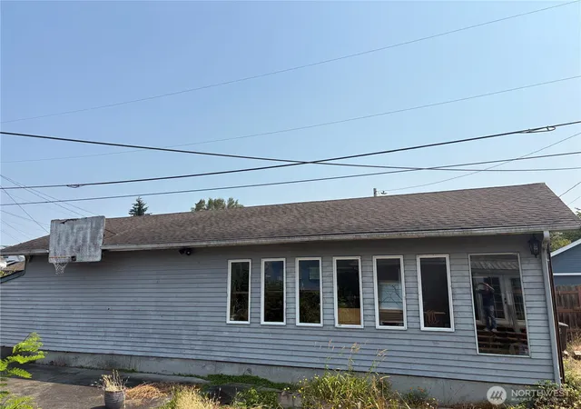 Photo 4 of Single family home for sale at 2517 Rainier Ave, Everett, WA 98201 | MLS# NWM2571150 | Listing updated on 2026-09-26