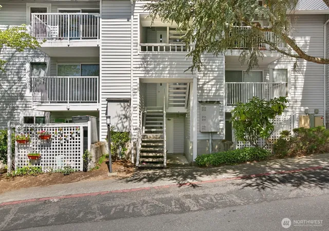 Photo 3 of Condo for sale at 4106 Factoria Blvd Se #213, Bellevue, WA 98006 | MLS# NWM2571151 | Listing updated on 2026-09-23