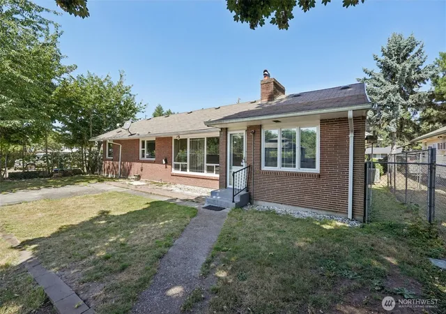 Photo 4 of Single family home for sale at 2219 Ocean Beach Hwy, Longview, WA 98632 | MLS# NWM2571161 | Listing updated on 2026-09-21