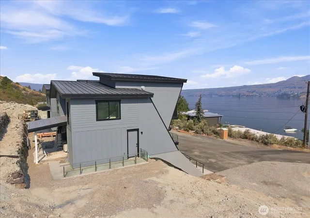 Photo 3 of Single family home for sale at 1891 W Prospect St, Chelan, WA 98816 | MLS# NWM2571233 | Listing updated on 2026-09-25
