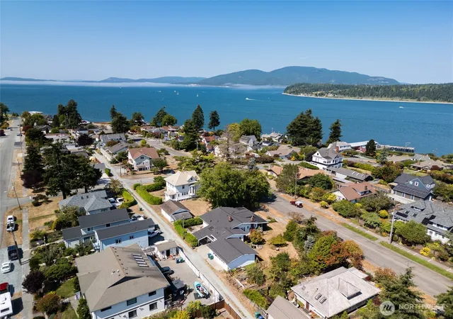 Photo 4 of Single family home for sale at 1811 9th, Anacortes, WA 98221 | MLS# NWM2571287 | Listing updated on 2026-09-26