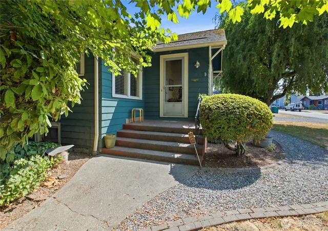 Photo 2 of Single family home for sale at 1002 21st Street Se, Auburn, WA 98002 | MLS# NWM2571315 | Listing updated on 2026-09-25