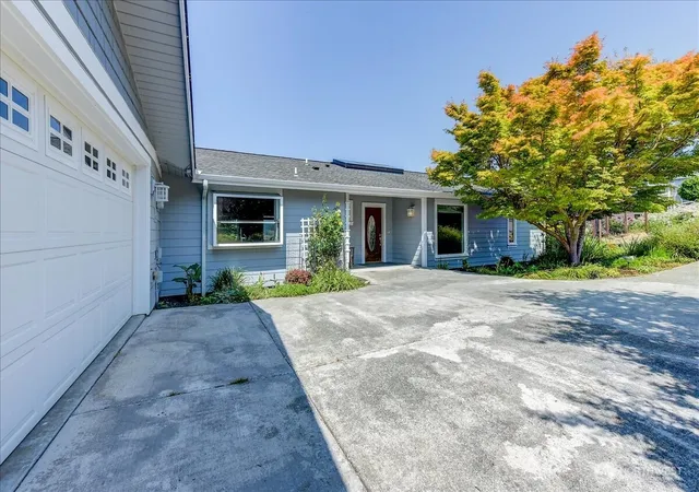Photo 2 of Single family home for sale at 8170 Cultus Dr, Clinton, WA 98236 | MLS# NWM2571342 | Listing updated on 2026-10-01