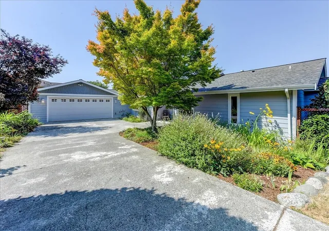 Photo 3 of Single family home for sale at 8170 Cultus Dr, Clinton, WA 98236 | MLS# NWM2571342 | Listing updated on 2026-10-01