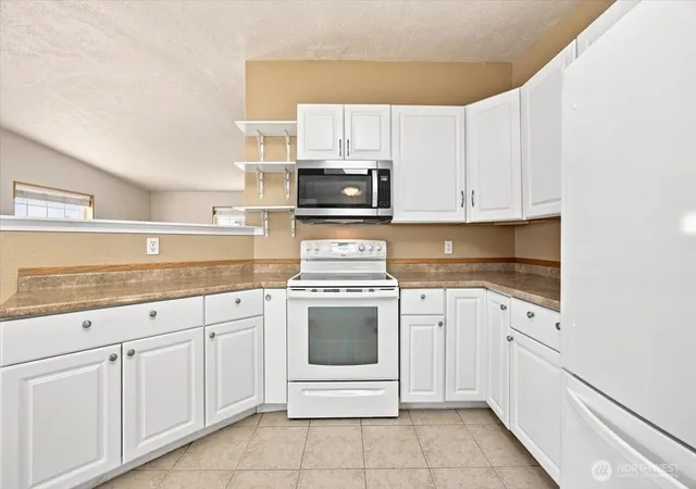 Photo 4 of Manufactured home for sale at 312 S Columbia Ctr Blvd #106, Kennewick, WA 99336 | MLS# NWM2571416 | Listing updated on 2026-09-25