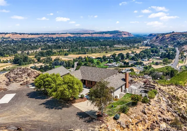 Photo 3 of Single family home for sale at 290 Trails End Ln, Yakima, WA 98908 | MLS# NWM2571442 | Listing updated on 2026-09-29