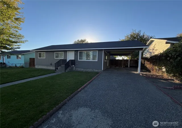 Photo 2 of Single family home for sale at 520 S Douglas Ave, Pasco, WA 99301 | MLS# NWM2571451 | Listing updated on 2026-10-08