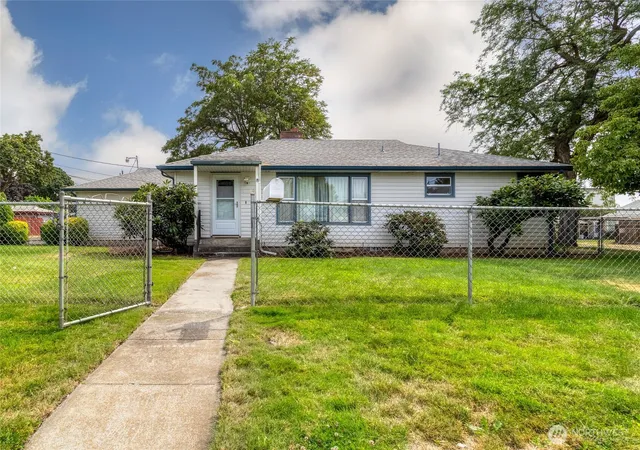Photo 3 of Sale Pending at 2020 J St, Walla Walla, WA 99362 | MLS# NWM2571454 | Listing updated on 2026-09-23