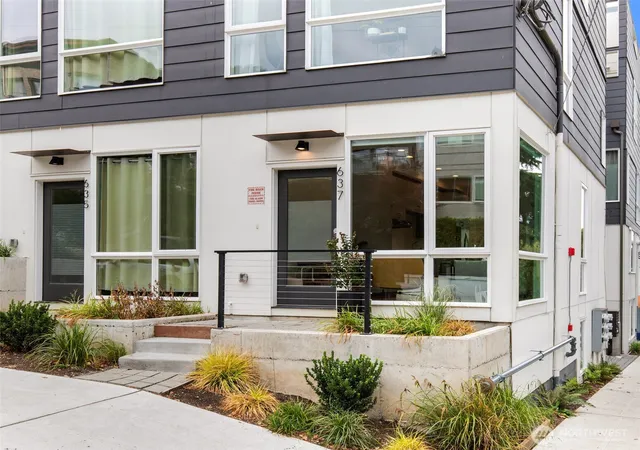 Townhouse for sale at 637 13th Avenue E, Seattle, WA 98102 | MLS# NWM2571455