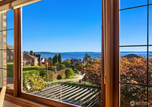Photo 4 of Single family home for sale at 2301 Rosemont Pl W, Seattle, WA 98199 | MLS# NWM2571537 | Listing updated on 2026-10-01