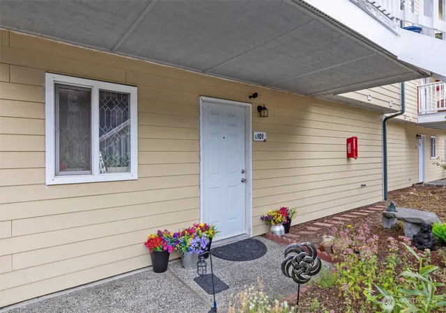 Condo for sale at 8823 Holly Dr #L101, Everett, WA 98208 | MLS# NWM2571550