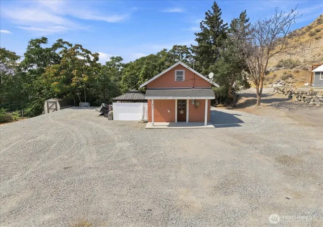 Photo 2 of Single family home for sale at 617 N Bradley St, Chelan, WA 98816 | MLS# NWM2571618 | Listing updated on 2026-09-25