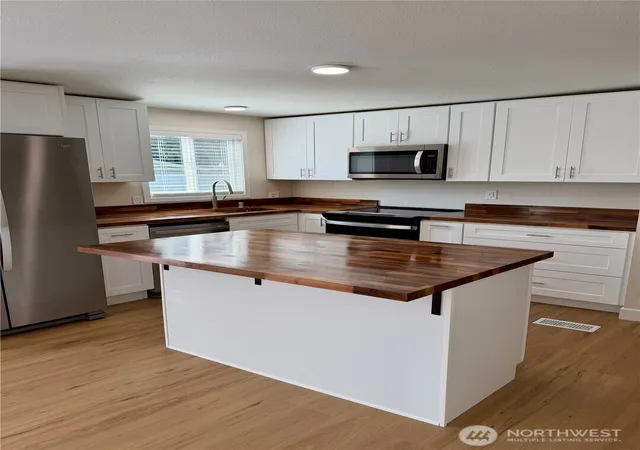 Photo 3 of Manufactured home for sale at 3333 228th Street SE #84, Bothell, WA 98021 | MLS# NWM2571659 | Listing updated on 2026-09-25