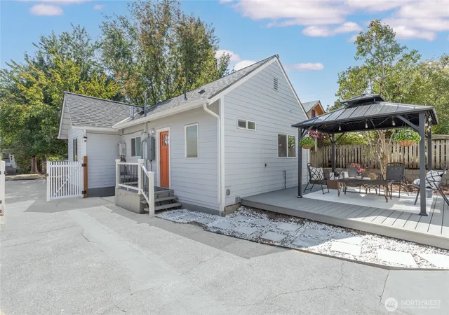 Photo 3 of Single family home for sale at 654 NW 53 Street, Seattle, WA 98107 | MLS# NWM2571697 | Listing updated on 2026-09-24