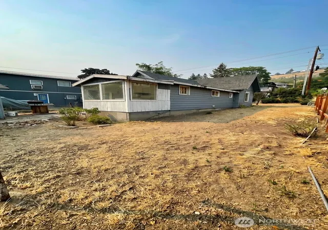 Photo 2 of Single family home for sale at 219 W Highland Ave, Chelan, WA 98816 | MLS# NWM2571721 | Listing updated on 2026-09-18