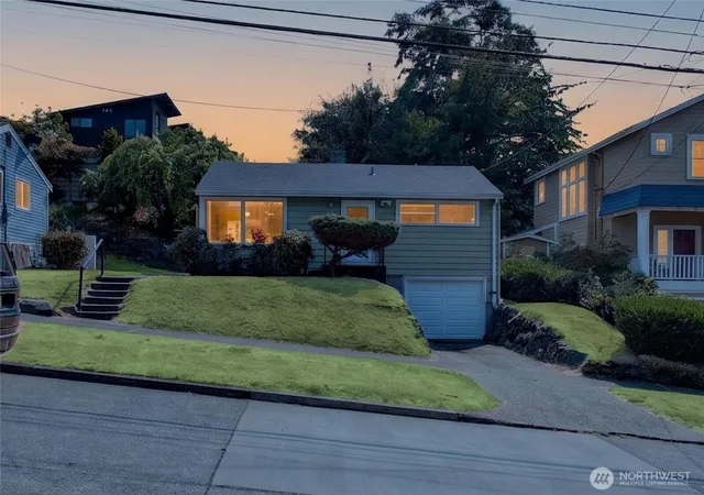 Photo 3 of Sale Pending at 3011 E Pine St, Seattle, WA 98122 | MLS# NWM2571755 | Listing updated on 2026-09-25