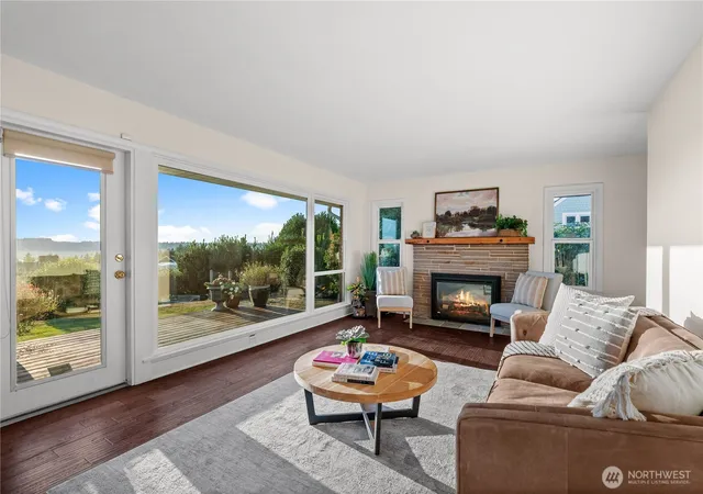 Photo 4 of Single family home for sale at 920 S Ventura Dr, Tacoma, WA 98465 | MLS# NWM2571777 | Listing updated on 2026-09-30