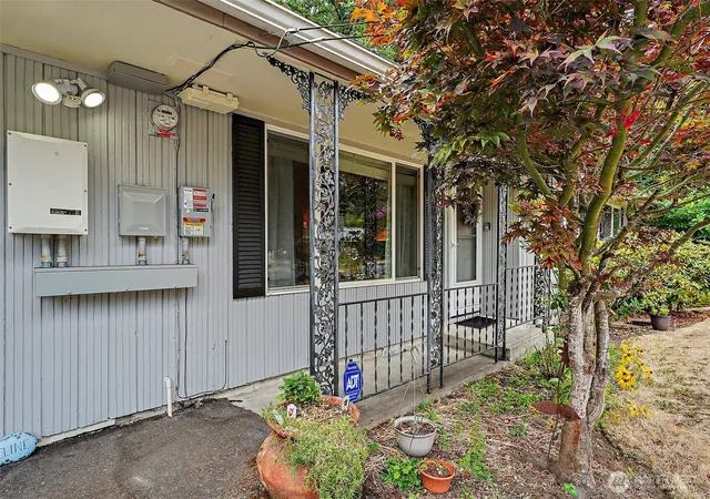 Photo 3 of Sale Pending at 2016 Sycamore St SE, Lacey, WA 98503 | MLS# NWM2572024 | Listing updated on 2026-09-29