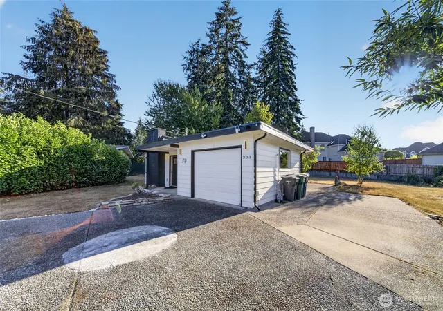 Photo 2 of Single family home for sale at 233 S 301st St, Federal Way, WA 98003 | MLS# NWM2572076 | Listing updated on 2026-09-24
