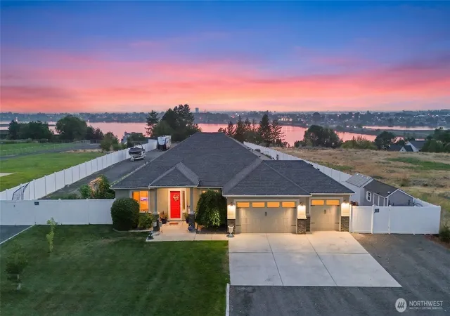 Photo 1 of Single family home for sale at 724 I6 Ne, Moses Lake, WA 98837 | MLS# NWM2572084 | Listing updated on 2026-10-28