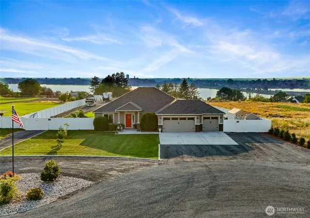 Photo 2 of Single family home for sale at 724 I6 Ne, Moses Lake, WA 98837 | MLS# NWM2572084 | Listing updated on 2026-10-28
