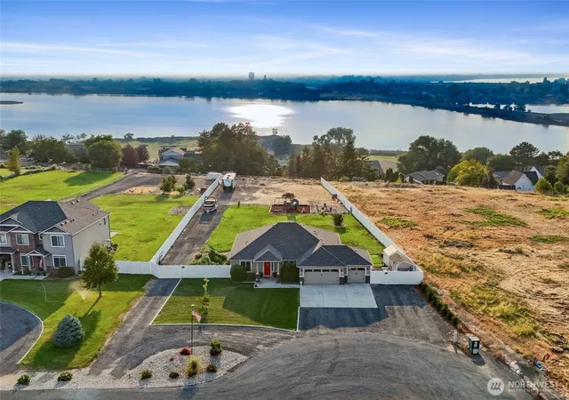 Photo 3 of Single family home for sale at 724 I6 Ne, Moses Lake, WA 98837 | MLS# NWM2572084 | Listing updated on 2026-10-28
