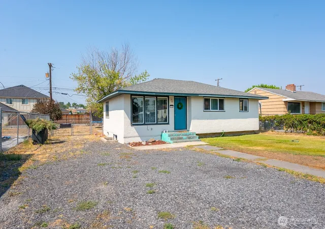 Photo 1 of Single family home for sale at 1308 N Buell Dr, Moses Lake, WA 98837 | MLS# NWM2572097 | Listing updated on 2026-09-25