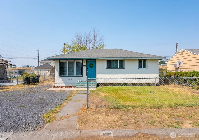 Photo 2 of Single family home for sale at 1308 N Buell Dr, Moses Lake, WA 98837 | MLS# NWM2572097 | Listing updated on 2026-09-25