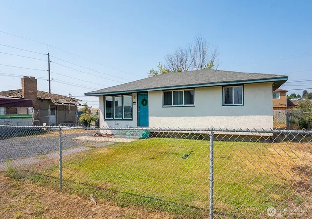 Photo 3 of Single family home for sale at 1308 N Buell Dr, Moses Lake, WA 98837 | MLS# NWM2572097 | Listing updated on 2026-09-25