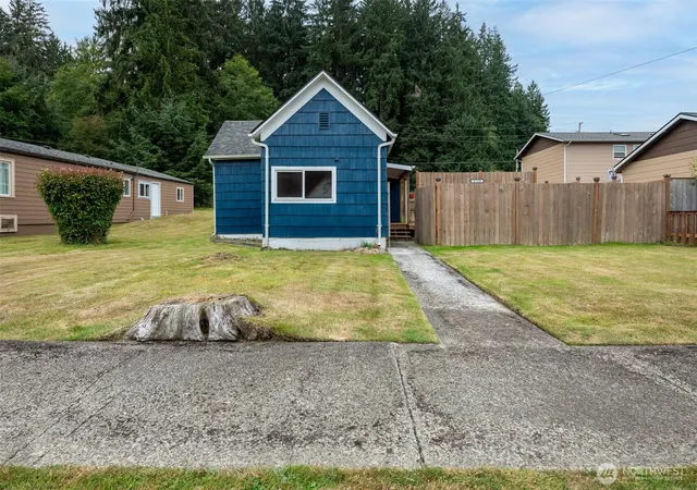 Photo 1 of Single family home for sale at 1720 2nd St, Cosmopolis, WA 98537 | MLS# NWM2572124 | Listing updated on 2026-09-25
